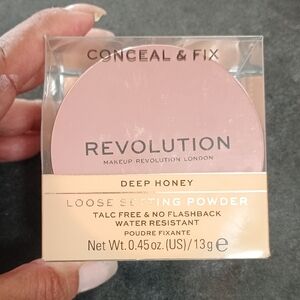 Revolution Conceal & Fix Loose Setting Powder in Deep Honey